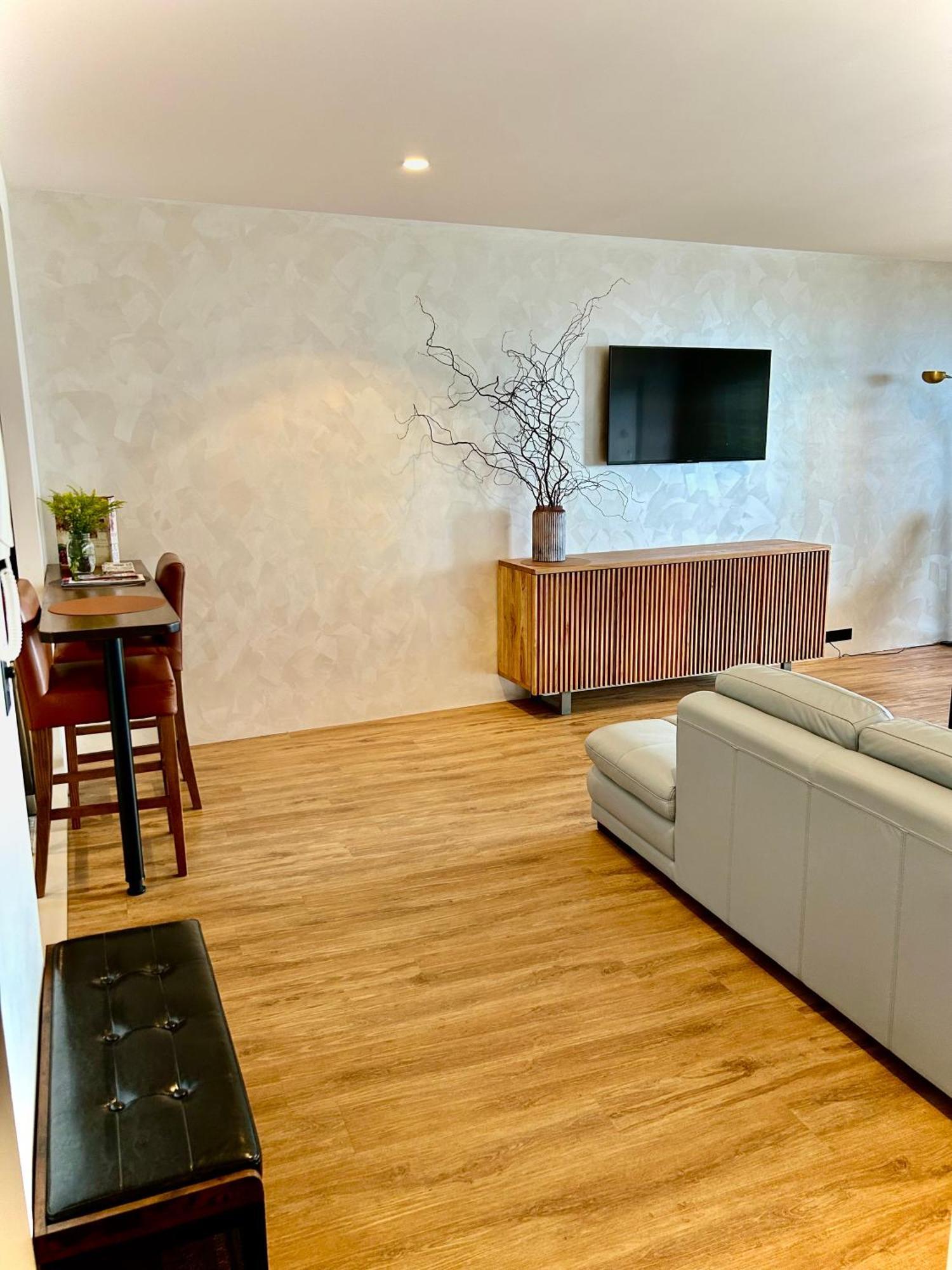 Deluxe 1br Couple & Family Ocean Apartment, Circle On Cavill, Surfers Paradise Apartment *